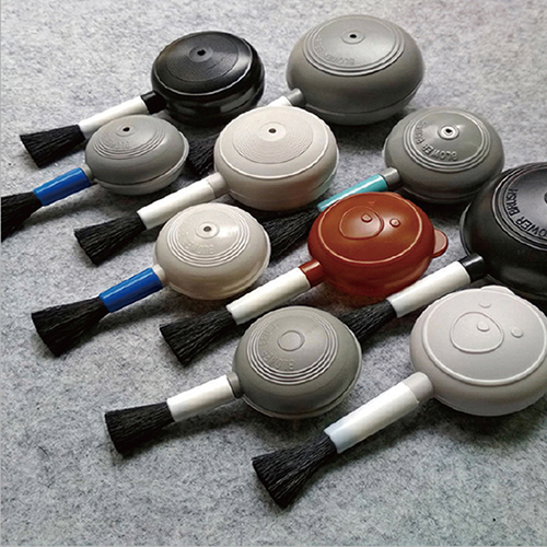 Berus Tiup Beruang Kartun untuk Membersih Skop atau Alur